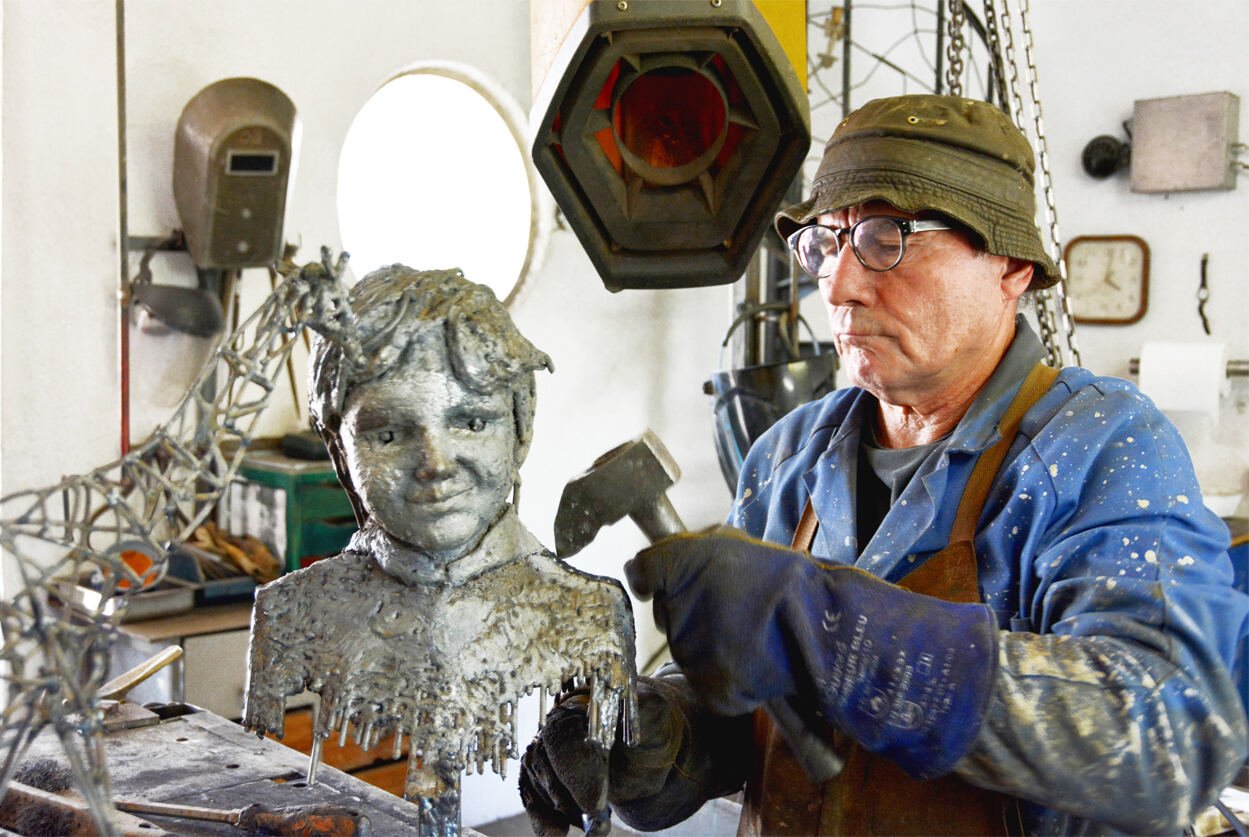 Portrait corporate d'un artisan sculpteur, reportage photo en Provence